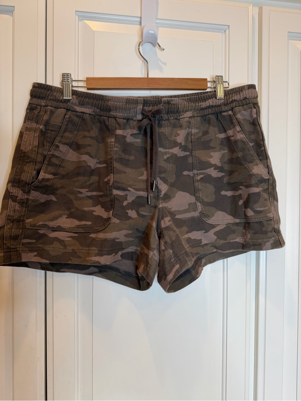 Athleta Camo Drawstring Women’s Shorts in Olive/Brown